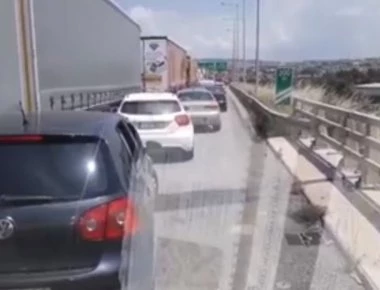 Εικόνες ντροπής: Ασθενοφόρο εγκλωβίστηκε στη ΛΕΑ από δεκάδες αυτοκίνητα! (βίντεο)